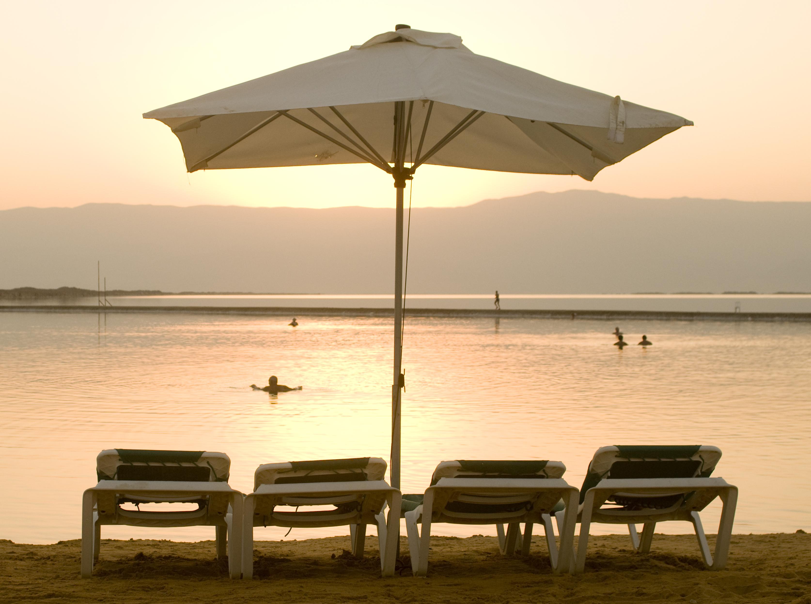 Leonardo Club Hotel Dead Sea Neve Zohar Exterior photo Beach chairs and umbrella
