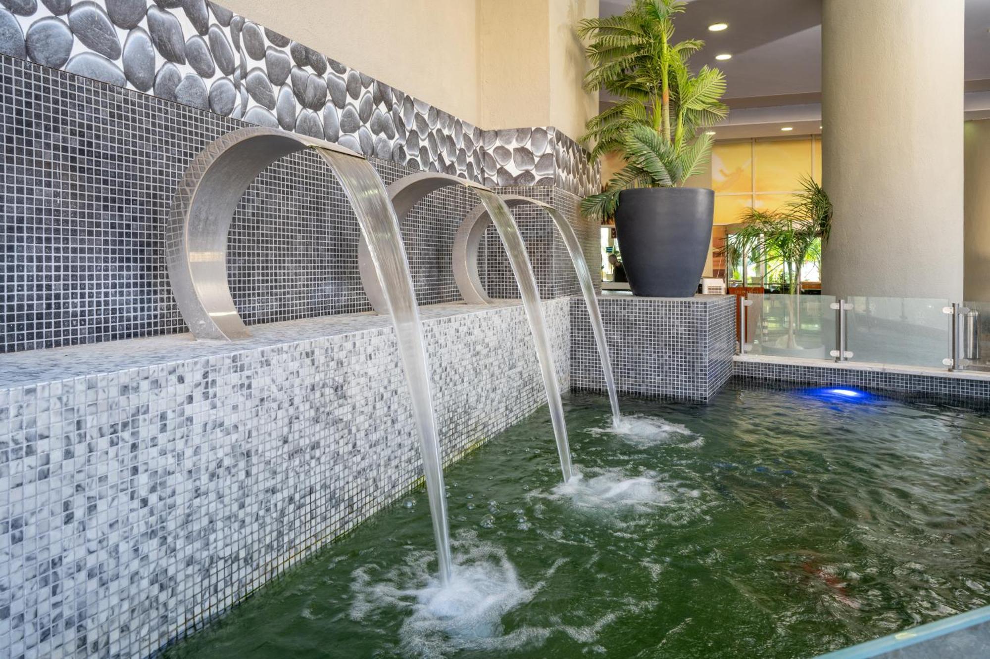 Leonardo Club Hotel Dead Sea Neve Zohar Exterior photo Fountain at the lobby