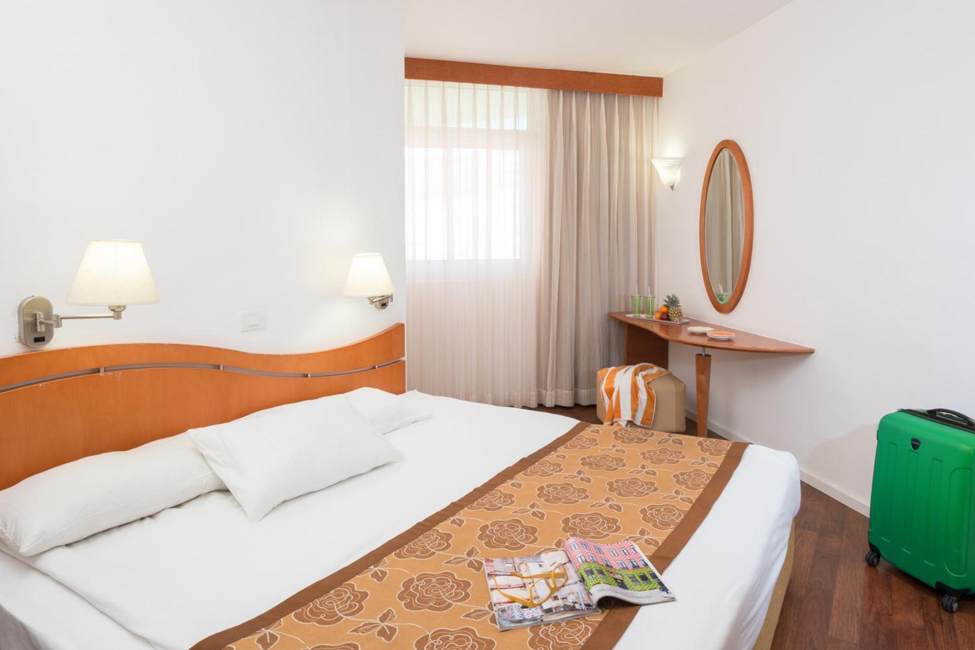 Leonardo Club Hotel Dead Sea Neve Zohar Exterior photo A bed runner