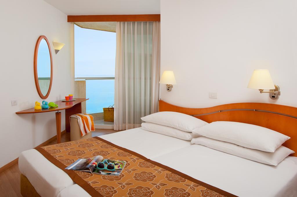 Leonardo Club Hotel Dead Sea Neve Zohar Exterior photo A room at the hotel